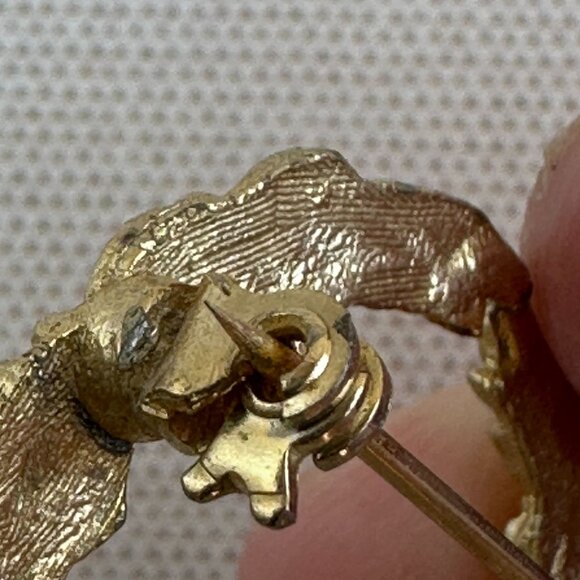 Vintage Gold-Tone Leaf & Bow Wreath Brooch Signed DuBarry F.A. 1940-1960, 1" - Picture 8 of 10